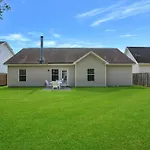 Modern And Comfortable Home For Your Next Stay!