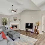 Modern And Comfortable Home For Your Next Stay!