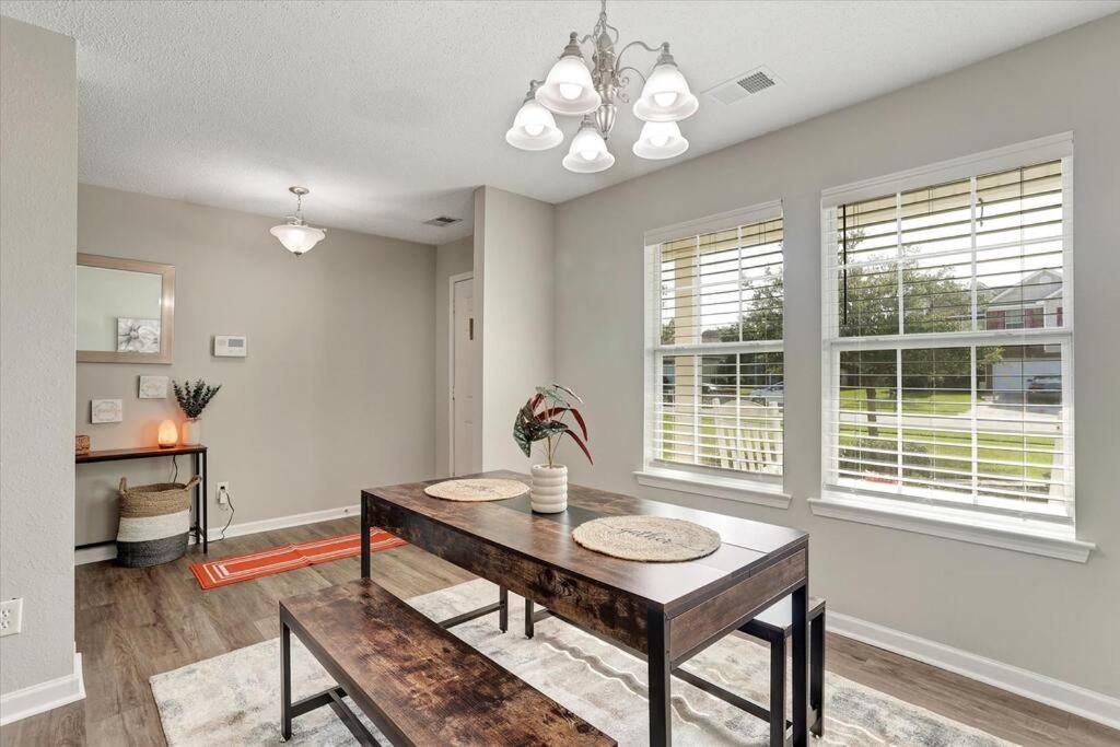 Modern And Comfortable For Your Next Stay! * Savannah