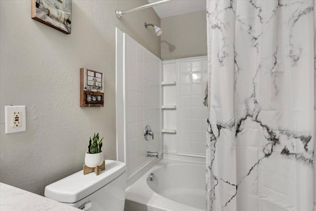 Modern And Comfortable For Your Next Stay! Savannah