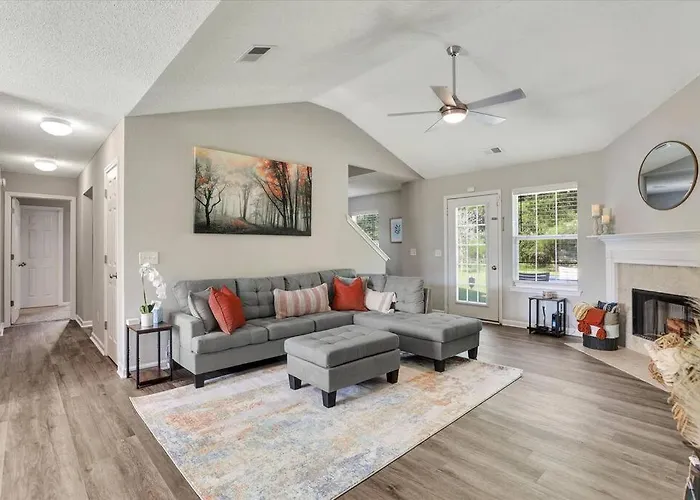 Modern And Comfortable Home For Your Next Stay!
